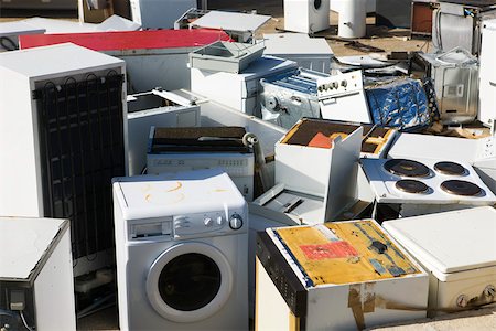 romperse el mar - Discarded appliances in junkyard, full frame Foto de stock - Sin royalties Premium, Código: 632-02690415