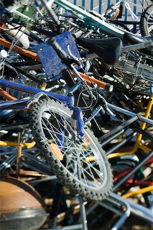 simsearch:632-02690444,k - Bicycles in junk heap, close-up Fotografie stock - Premium Royalty-Free, Codice: 632-02690425