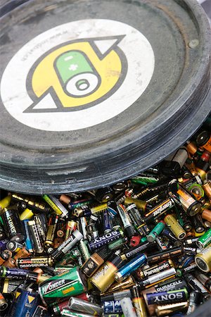 stabilimento per il riciclaggio - Batteries in recycling bin Fotografie stock - Premium Royalty-Free, Codice: 632-02690480