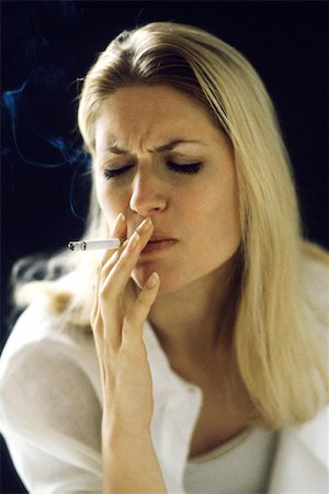 fumeuse - Femme qui fume, les yeux fermés Photographie de stock - Premium Libres de Droits, Code: 632-02744691