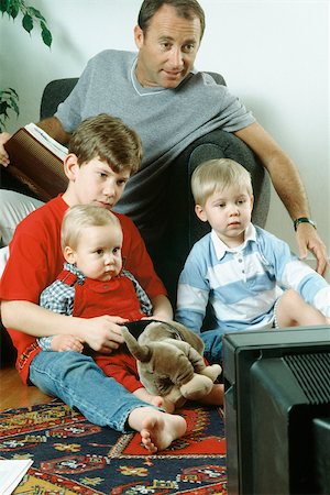 Père et ses trois fils, regarder la télévision ensemble Photographie de stock - Premium Libres de Droits, Code: 632-02744739