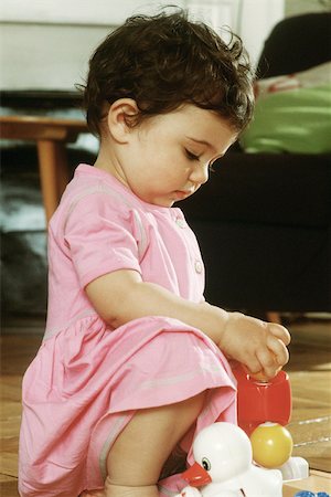 simsearch:632-05760001,k - Petite fille jouant avec des jouets Photographie de stock - Premium Libres de Droits, Code: 632-02744768