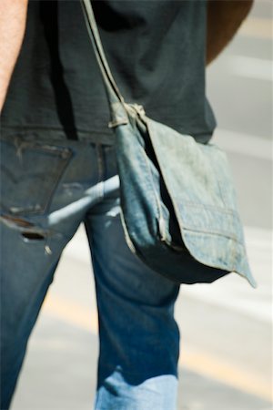 Person carrying denim shoulder bag, rear view, cropped Foto de stock - Sin royalties Premium, Código: 632-02744992