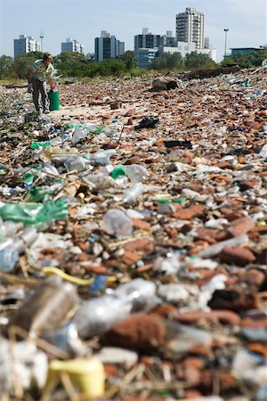 enfoque en el fondo - Male collecting trash in polluted landscape Foto de stock - Sin royalties Premium, Código: 632-02745045