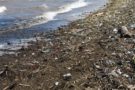 pollution - Shore littered with trash and debris Foto de stock - Sin royalties Premium, Código: 632-02745074