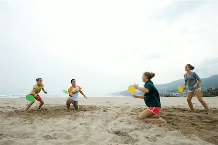 Teen friends playing paddleball on beach Foto de stock - Sin royalties Premium, Código: 632-02745244