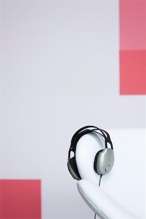 Headphones on arm of armchair Foto de stock - Sin royalties Premium, Código: 632-02745314