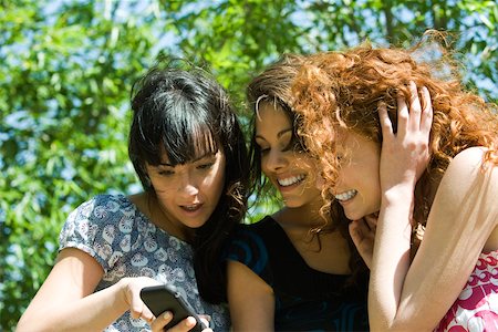 simsearch:632-02644953,k - Three young women looking at cell phone outdoors Foto de stock - Sin royalties Premium, Código: 632-02885182