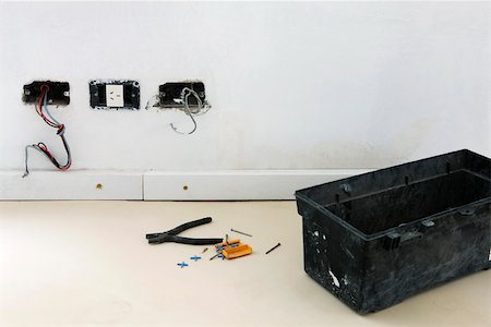 fußleiste - Kunststoff Toolbox, Zangen Stock in der Nähe von unfertigen Steckdosen Stockbilder - Premium RF Lizenzfrei, Bildnummer: 632-02885380