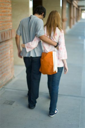 sincronicidad - Young couple walking with arms around each other's waists, rear view Foto de stock - Sin royalties Premium, Código: 632-02885432