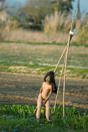 Poupée adossé treillis dans le jardin potager Photographie de stock - Premium Libres de Droits, Code: 632-02885509