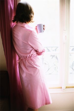 Femme avec une tasse de café par fenêtre, vue arrière Photographie de stock - Premium Libres de Droits, Code: 632-03027054