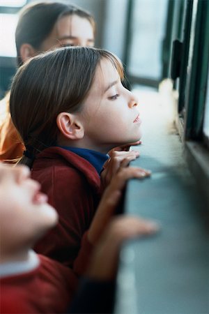 Children peering over high windowsill Foto de stock - Sin royalties Premium, Código: 632-03027112