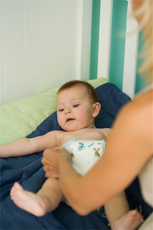 Woman changing baby's diaper Foto de stock - Sin royalties Premium, Código: 632-03027245