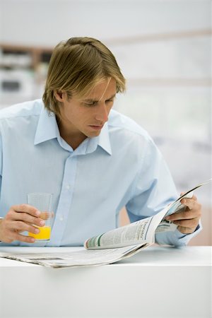 simsearch:689-03130324,k - Man with glass of juice looking at newspaper Stock Photo - Premium Royalty-Free, Code: 632-03027430