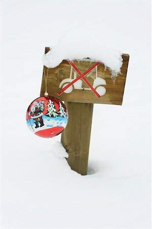 simsearch:632-06354232,k - Ornement de Noël décoratif suspendu enneigé signe interdisant la conduite voiturette de golf dans la région Photographie de stock - Premium Libres de Droits, Code: 632-03027586