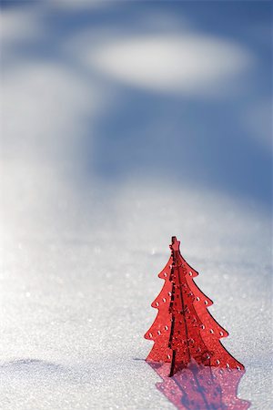 simsearch:632-03027581,k - Red plastic Christmas tree decoration set in snow Foto de stock - Royalty Free Premium, Número: 632-03027583