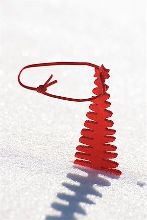 simsearch:632-03027581,k - Red wooden Christmas tree decoration set in snow Foto de stock - Royalty Free Premium, Número: 632-03027597