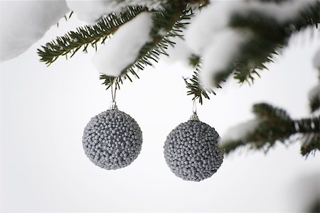 simsearch:632-06354168,k - Silver Christmas ornaments hanging from snow-covered evergreen branches Foto de stock - Sin royalties Premium, Código: 632-03027609