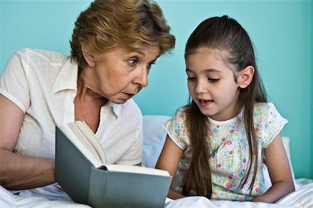 Little girl reading book with grandmother Foto de stock - Sin royalties Premium, Código: 632-03083182