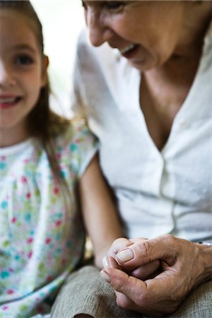 Grandmother and young granddaughter holding hands, close-up Foto de stock - Sin royalties Premium, Código: 632-03083195