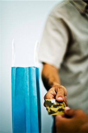 registro - Man paying for purchase with credit card, cropped, close-up Foto de stock - Sin royalties Premium, Código: 632-03083372