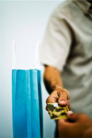 Man paying for purchase with credit card, cropped, close-up Foto de stock - Sin royalties Premium, Código: 632-03083372