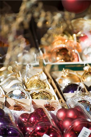 simsearch:632-03083496,k - Packs of Christmas ornaments on display in shop, close-up Foto de stock - Sin royalties Premium, Código: 632-03083509
