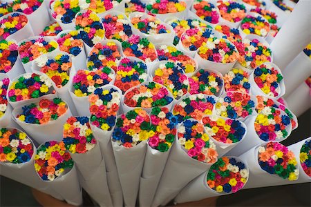 Bouquets of brightly colored dyed flowers Foto de stock - Sin royalties Premium, Código: 632-03083513