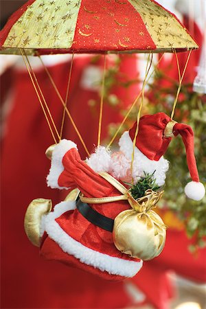 Christmas decoration featuring Santa Claus hanging from parachute Stock Photo - Premium Royalty-Free, Code: 632-03083524