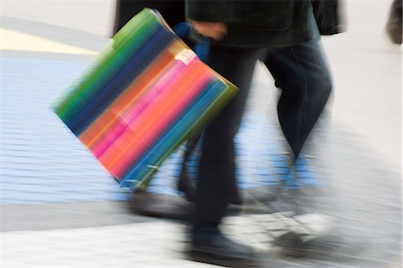 simsearch:632-03779312,k - Pedestrian carrying shopping bag, blurred Foto de stock - Sin royalties Premium, Código: 632-03083526