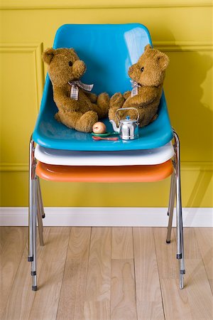 Teddy Bären von Angesicht zu Angesicht auf Stapel von Stühlen sitzen Stockbilder - Premium RF Lizenzfrei, Bildnummer: 632-03083562