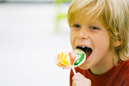 Boy eating lollipop Foto de stock - Sin royalties Premium, Código: 632-03083646