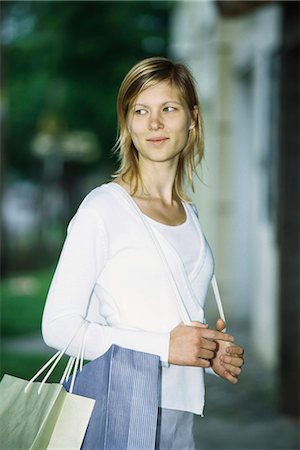 simsearch:632-03500888,k - Femme portant des sacs à provisions sur le bras, portrait Photographie de stock - Premium Libres de Droits, Code: 632-03083730