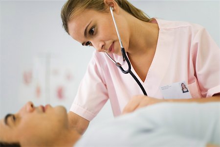 examen de pecho - Nurse listening to male patient's chest with stethoscope Foto de stock - Sin royalties Premium, Código: 632-03193446