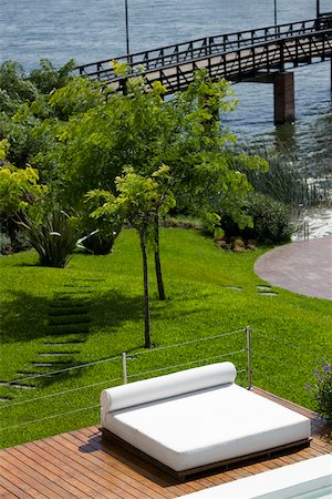 resort outdoor bed - Lit bain de soleil sur le pont de la piscine au resort Photographie de stock - Premium Libres de Droits, Code: 632-03193594