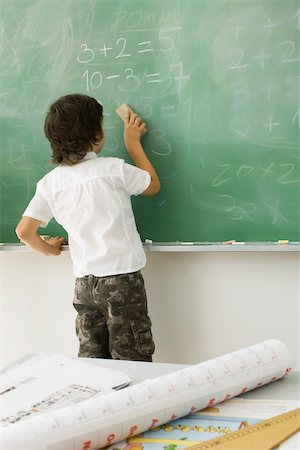 Garçon effacement blackboard, vue arrière Photographie de stock - Premium Libres de Droits, Code: 632-03193652