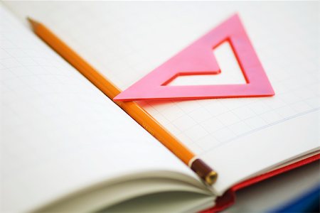 Pencil and triangle resting on notebook Foto de stock - Sin royalties Premium, Código: 632-03193706