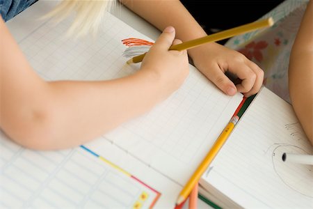 Child scribbling on graph paper, cropped Foto de stock - Sin royalties Premium, Código: 632-03193701