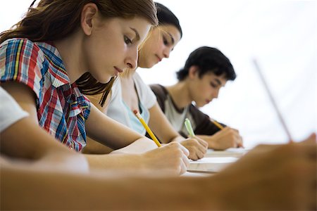 High school students concentrating in class Foto de stock - Sin royalties Premium, Código: 632-03403144