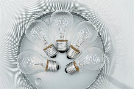 simsearch:695-05770898,k - Conventional light bulbs in garbage can Foto de stock - Sin royalties Premium, Código: 632-03403220