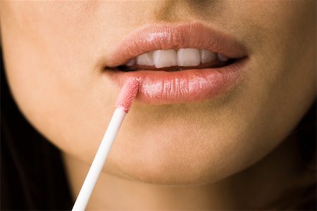 Applying lip-gloss with lip brush Foto de stock - Sin royalties Premium, Código: 632-03403344
