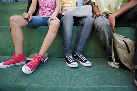 Teenagers sitting together on steps, low section Foto de stock - Sin royalties Premium, Código: 632-03424165