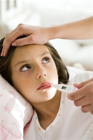 fiebre - Mother checking daughter's temperature, caressing forehead, cropped Foto de stock - Sin royalties Premium, Código: 632-03424324