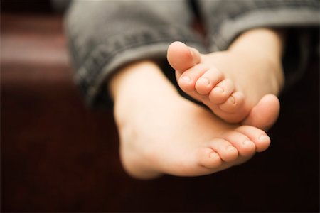 Child's bare feet Foto de stock - Sin royalties Premium, Código: 632-03424652