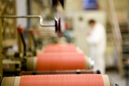 simsearch:632-03500530,k - Département de fabrication textile composite recyclable d'usine, mécanicien travaillant sur la machine d'enduit de fil Photographie de stock - Premium Libres de Droits, Code: 632-03500516