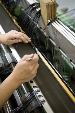 Fabric coating plant, weaving department, mechanist preparing weaver's reed on loom Foto de stock - Sin royalties Premium, Código: 632-03500538