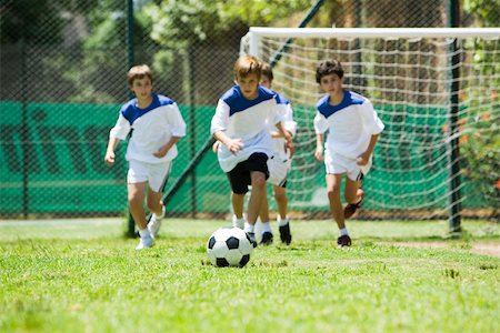 running team - Enfants jouant au soccer Photographie de stock - Premium Libres de Droits, Code: 632-03500660