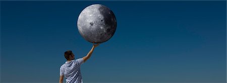 Concept de l'écologie, homme tenant la lune Photographie de stock - Premium Libres de Droits, Code: 632-03500773