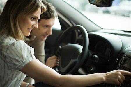 prueba de conducción - Couple checking out new car interior in dealership showroom Foto de stock - Sin royalties Premium, Código: 632-03500905